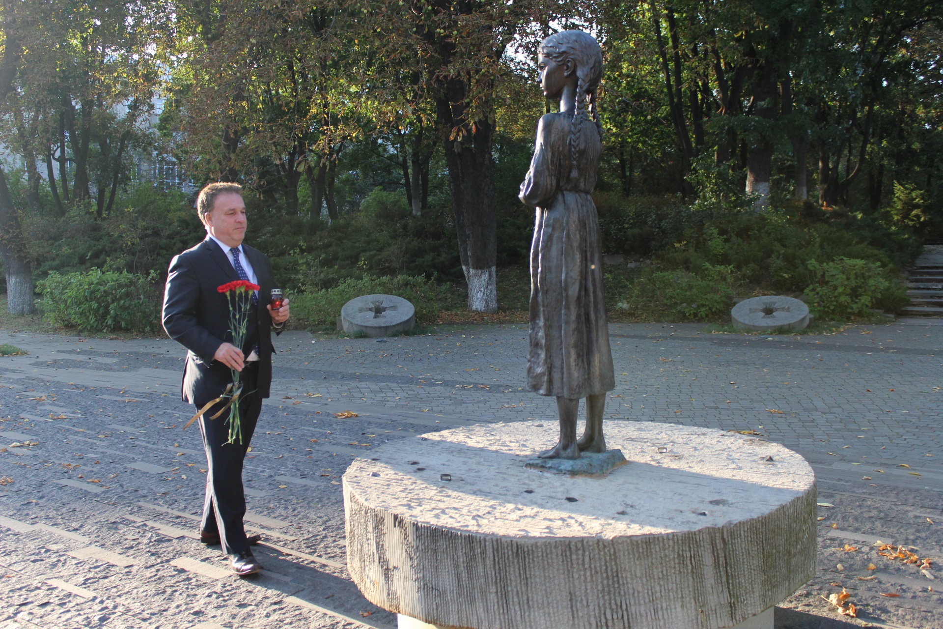 Visit of Canadian parliamentarians to the "Holodomor victims Memorial"