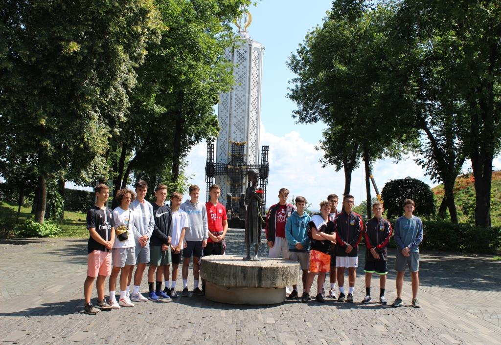 Ukrainian Youth from the United States Visited the Holodomor Victims Memorial