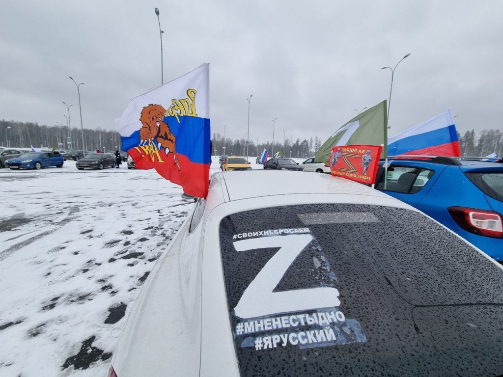 Авто росіян із наклейками Z і написами “Своїх не кидаємо”