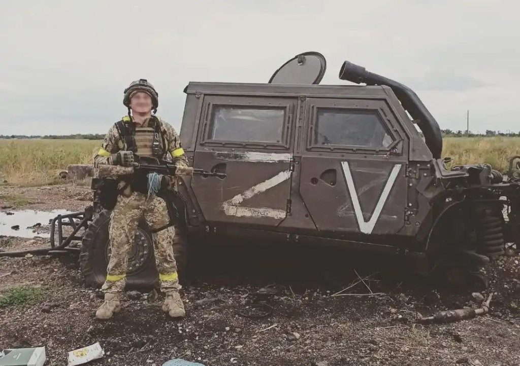 Знищений ворожий броньований автомобіль “Рись”