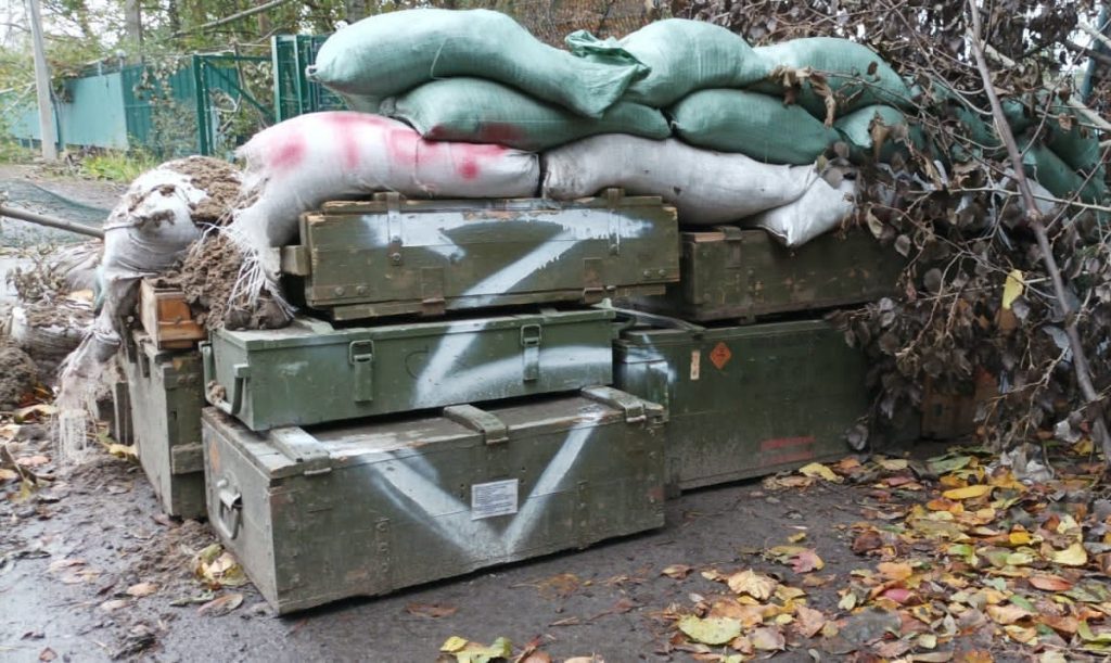 Літери Z і V на ящиках з боєприпасами військових РФ