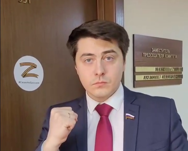 Депутат Держдуми РФ Олександр Спиридонов наклеїв Z на двері кабінету