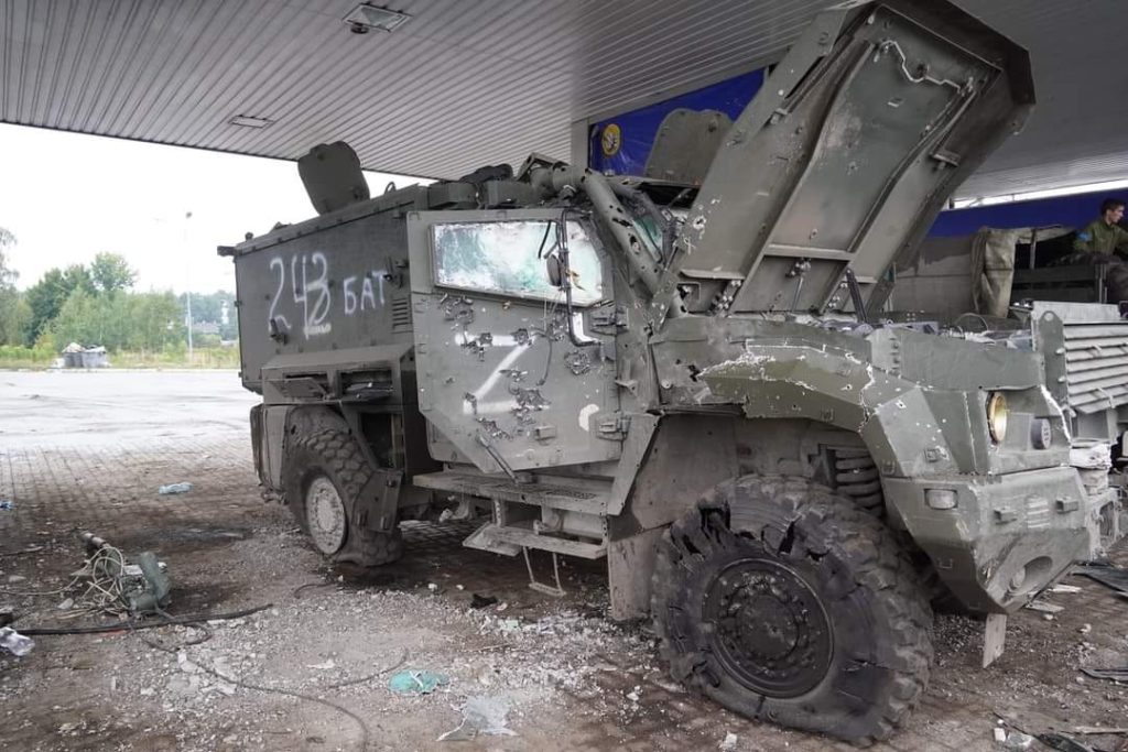 Розтрощений військовий автомобіль РФ із символікою Z