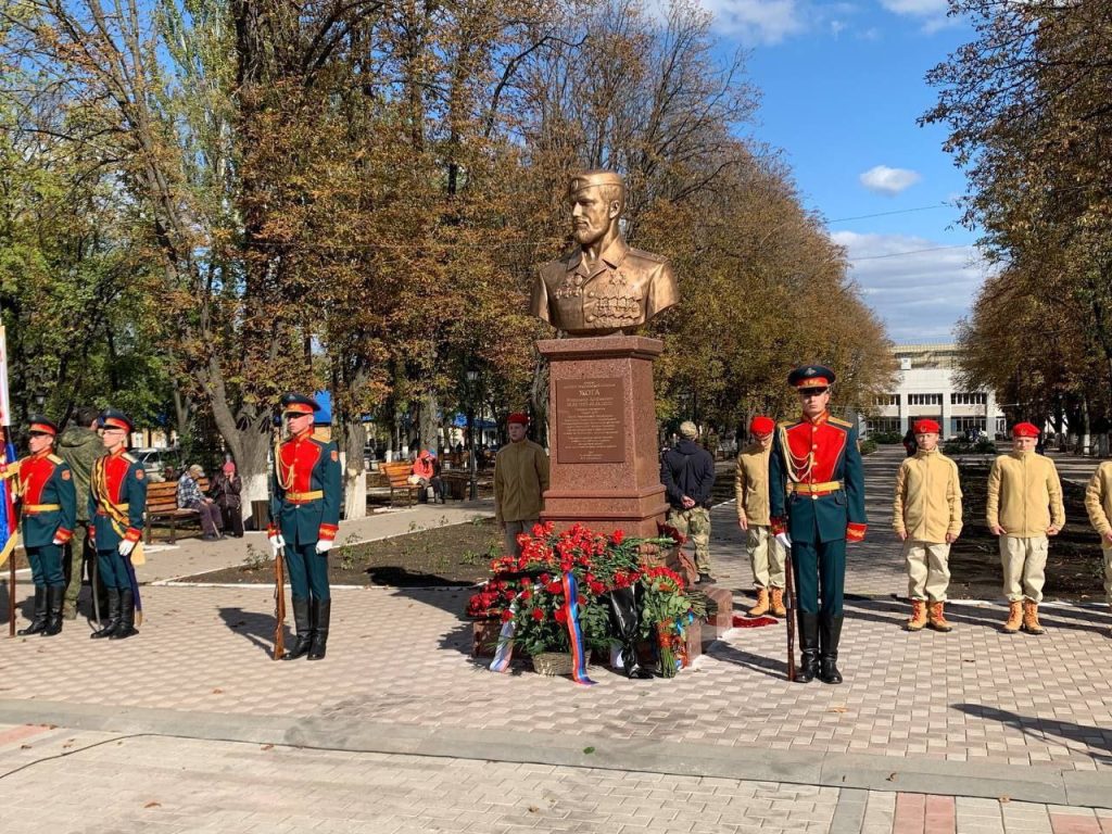 Володимир Жога – за “заслуги” йому встановили пам’ятник у Волновасі