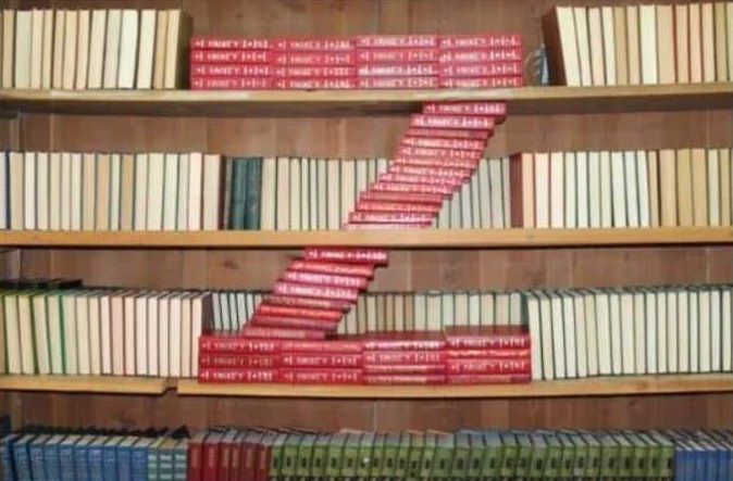 Викладена книжками Z у бібліотеці
