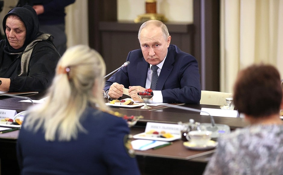 At a meeting with mothers of Russian military personnel, Putin spoke about the “feats” of the occupiers
