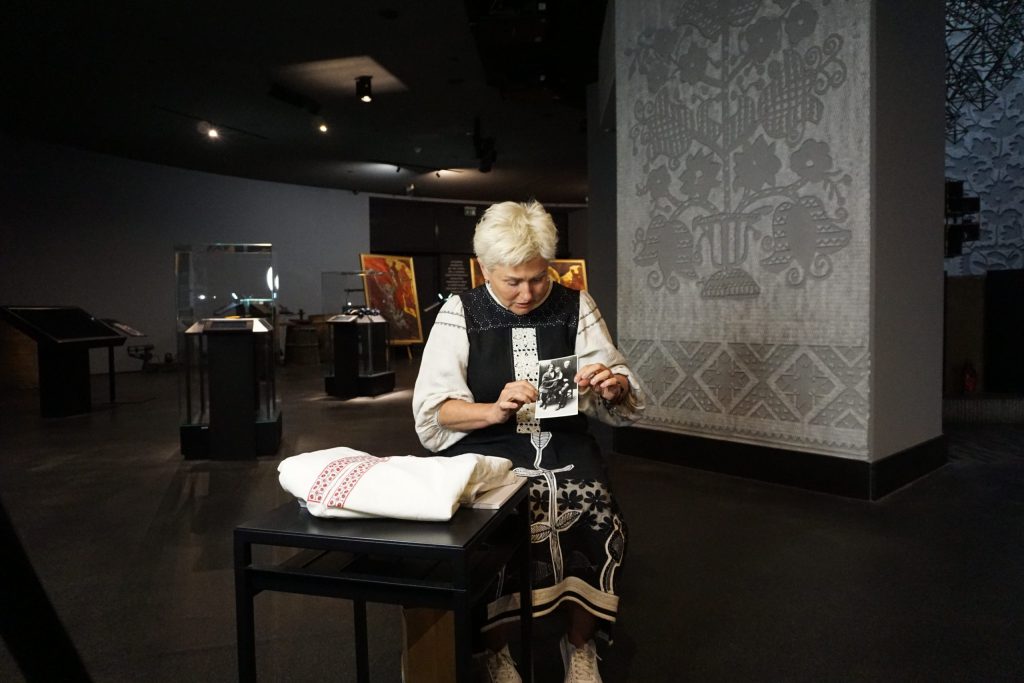 The daughter of Holodomor witness Serhii Plachynda handed over her father’s belongings to the Museum
