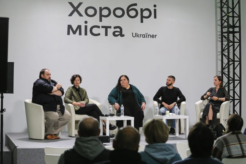 How to talk about the past and present war in the de-occupied territories: a panel discussion held
