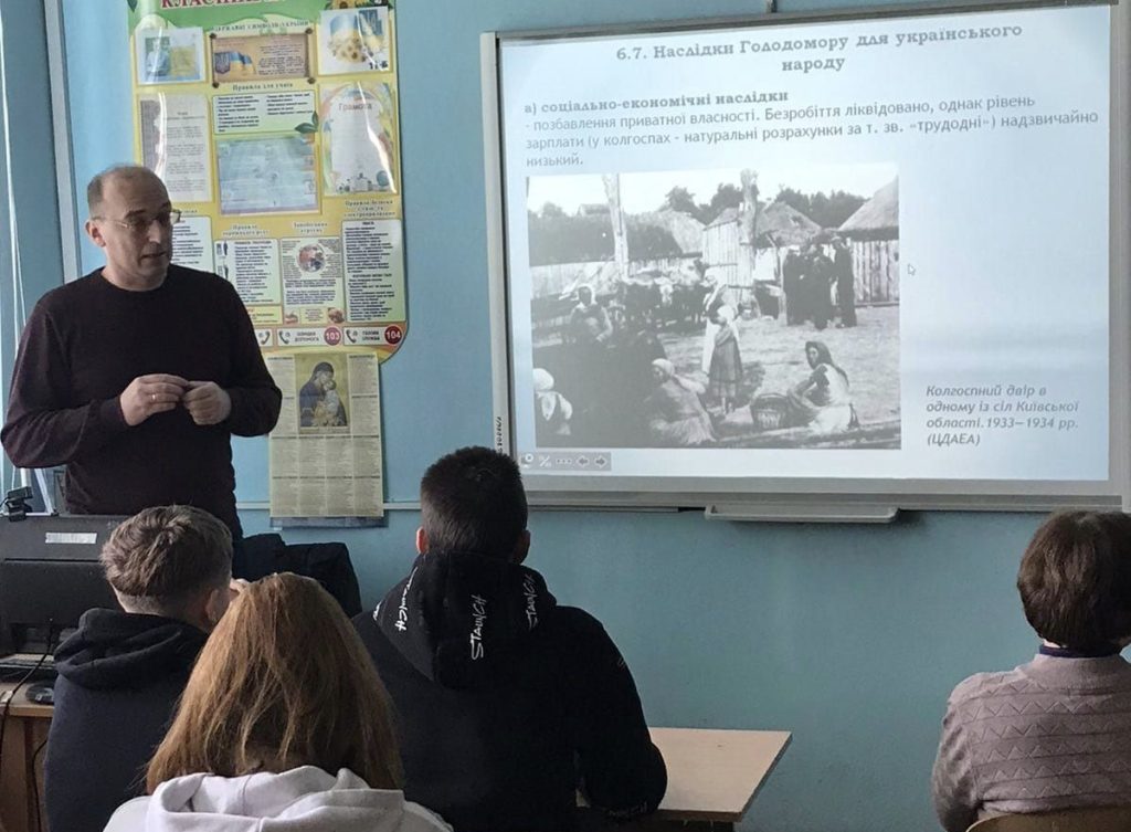 Науковець Музею Голодомору Роман Теслюк провів уроки-лекції для школярів на Львівщині
