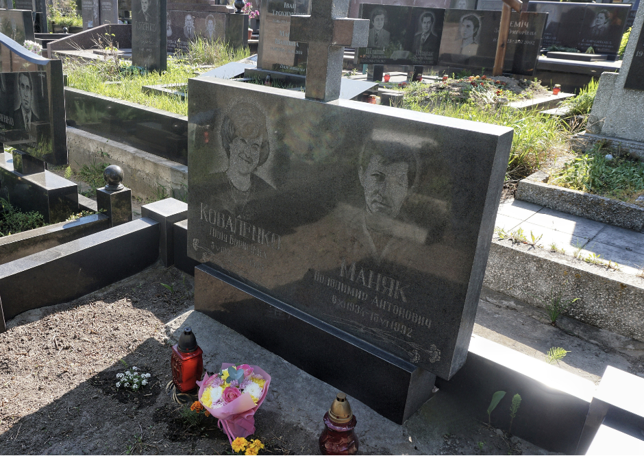 Representatives from the Museum visited the graves of Lidiia Kovalenko-Maniak and James Mace