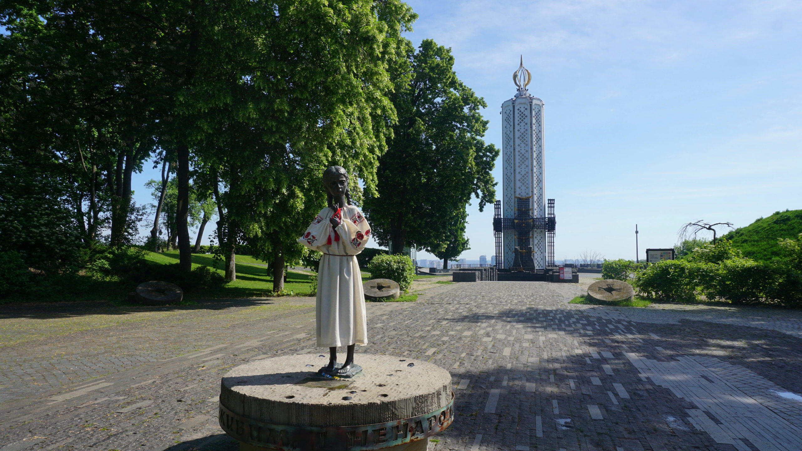Скульптура «Гірка пам’ять дитинства» знову у вишитій сорочці